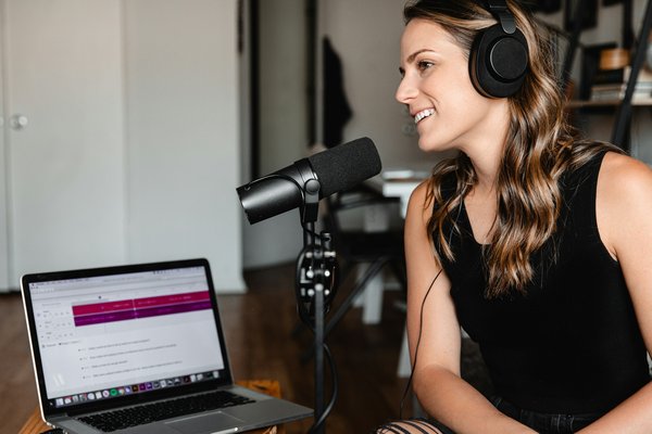 Quels sont les avantages de l'utilisation des podcasts pour une entreprise de marketing digital?